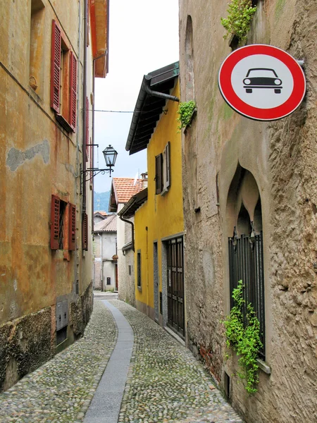 No hay señales de vehículos de motor en la estrecha calle de Cannobio, Italia —  Fotos de Stock