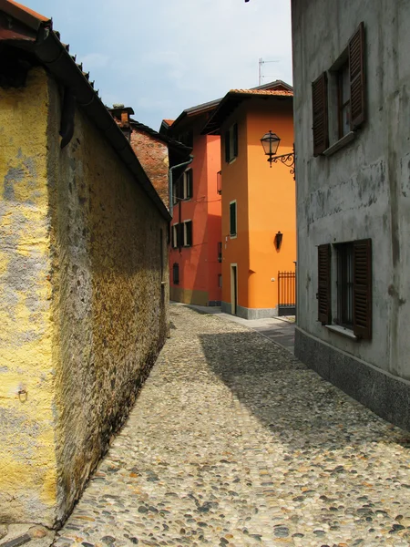 Wąska ulica miasta cannobio, Włochy — Zdjęcie stockowe