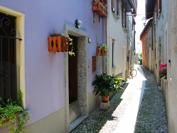 Calle estrecha de Cannobio. Italia —  Fotos de Stock