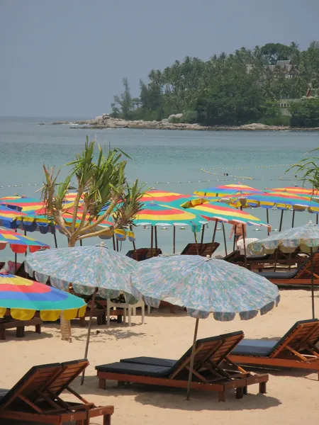 Kleurrijke parasols in surin beach van phuket eiland — Stockfoto