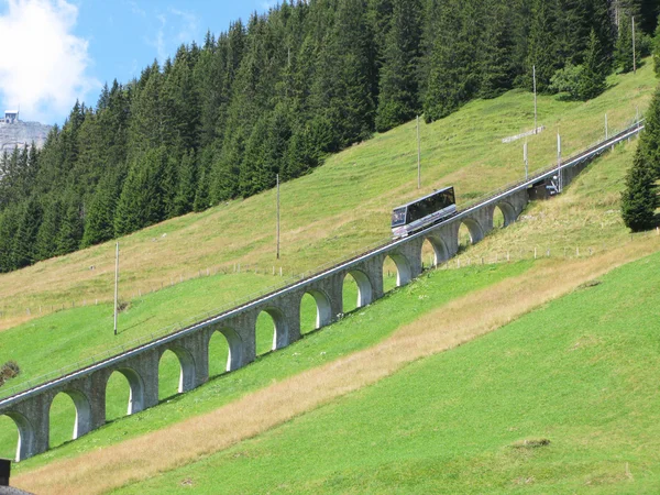 Horská silnice železnice v muerren, slavný švýcarský lyžařské středisko v ši — Stock fotografie