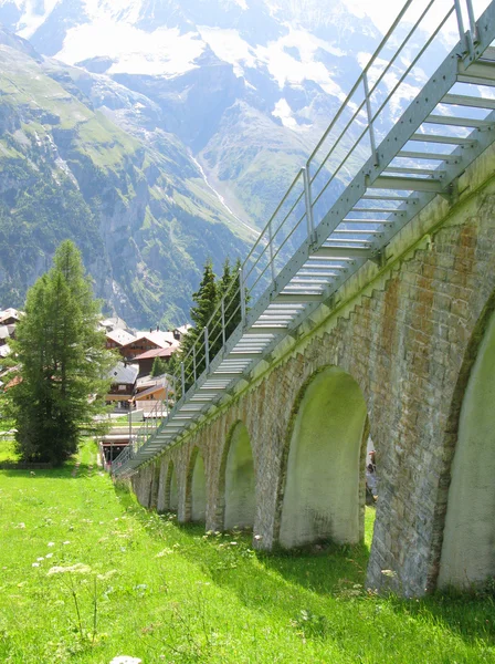 Carretera de ferrocarril de montaña en Muerren, famosa estación de esquí suiza en Sh —  Fotos de Stock