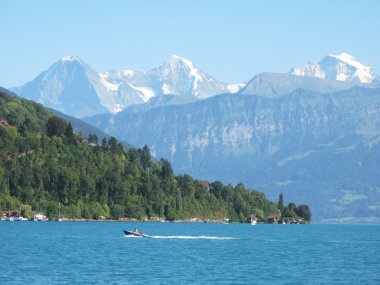 ünlü eiger, moench ve jungfrau dağ dorukları ve göl inci