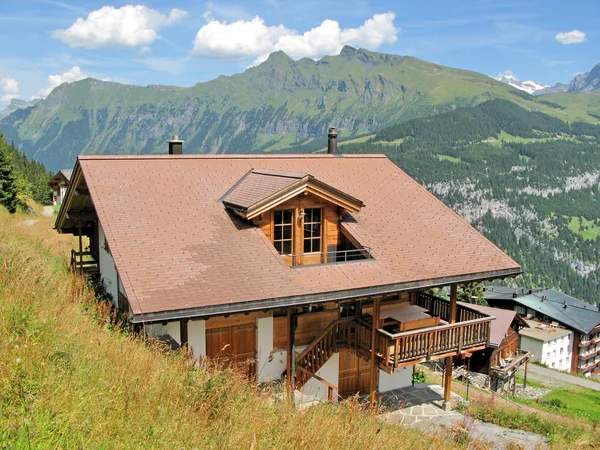 Tatil evler mueren, ünlü İsviçreli Kayak tesisi — Stok fotoğraf