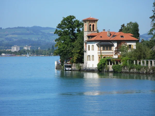 Velha mansão em Oberhofen no lago Thun. Suíça — Fotografia de Stock