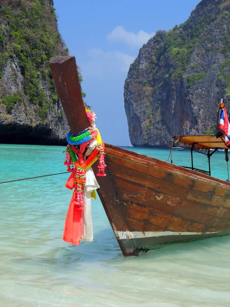 Long-tail boat at Maya bay of Phi-Phi island — Stock Photo, Image