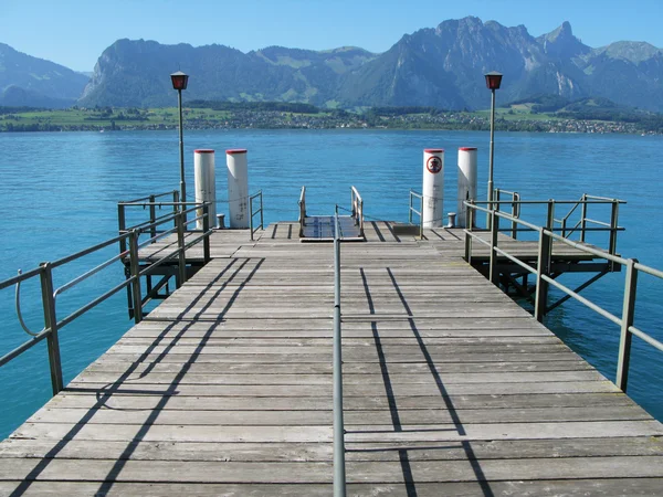 Cais de madeira no lago Thun, Suíça — Fotografia de Stock