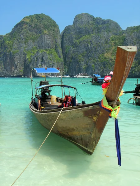 Long-tail boat at Maya bay of Phi-Phi island — Stock Photo, Image