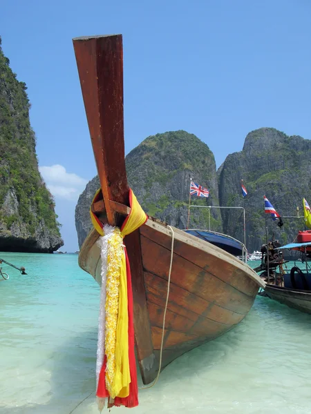 Decorated long tail boat in Maya bay of Phi-Phi island — Stock Photo, Image