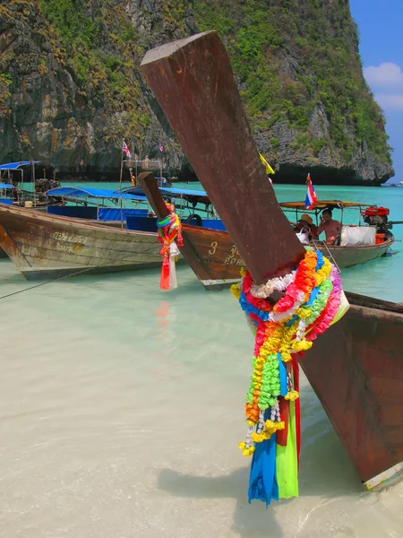 Decorated long tail boat in Maya bay of Phi-Phi island — Stock Photo, Image