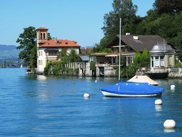 Velha mansão em Oberhofen no lago Thun. Suíça — Fotografia de Stock