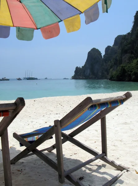 Sedia a sdraio sotto ombrellone su una spiaggia tropicale di sabbia di Phi-Phi è — Foto Stock