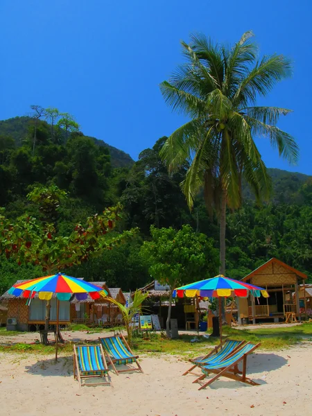 Strand parasols en stoelen op een tropisch strand van phi phi eiland — Stockfoto