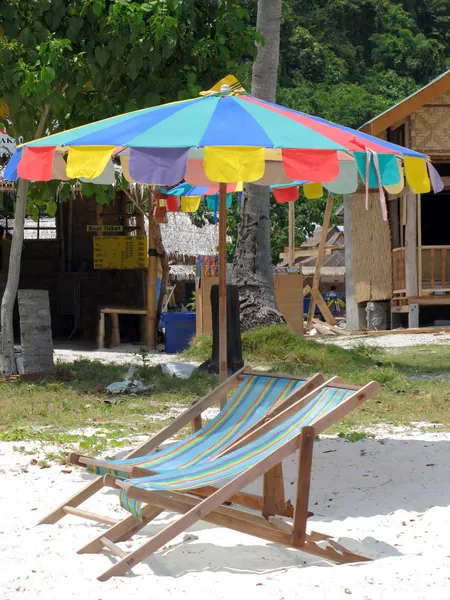 Ήλιο καρέκλα κάτω από την ομπρέλα σε μια τροπική αμμώδη παραλία του Πι-Πι είναι — Φωτογραφία Αρχείου