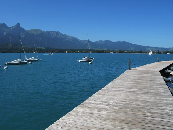 Wooden pier against lake Thun and Alps. Switzerland — Stock Photo, Image