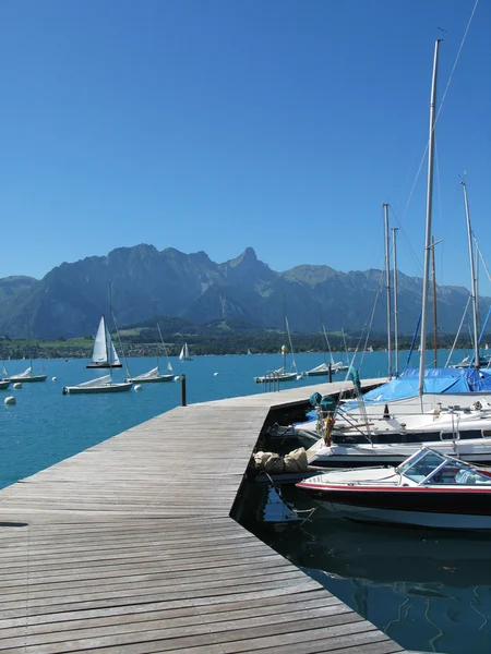 Molo di legno contro il lago Thun e Alpi. Svizzera — Foto Stock