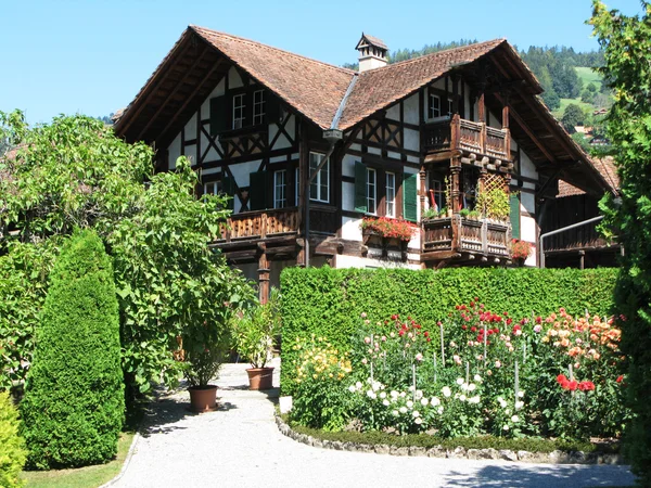 Traditionelles Schweizer Holzhaus — Stockfoto