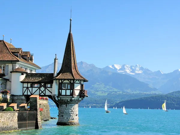 Roaman tower of the famous Oberfofen castle at the lake Thun, Sw — Stock Photo, Image