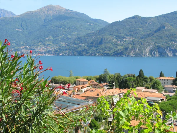 Menaggio stad tegen de beroemde Italiaanse Comomeer — Stockfoto