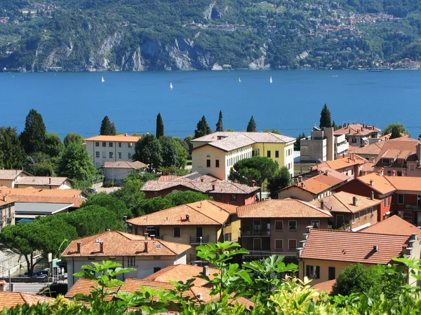 Menaggio cidade contra o famoso lago italiano Como — Fotografia de Stock