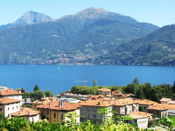 Menaggio cidade no famoso lago italiano Como ao ar livre — Fotografia de Stock