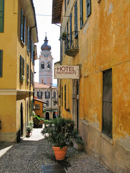Wąska ulica menaggio, małym miasteczku nad jeziorem como, Włochy — Zdjęcie stockowe
