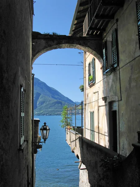 Romantic view to the famous Italian lake Como from Varenna town — Stock Photo, Image