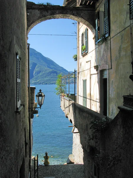 ヴァレンナの町から、有名なイタリア コモ湖にロマンチックな眺め — ストック写真