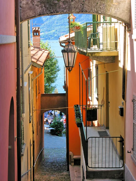 Rue étroite de Varenna ville au bord du lac de Côme, Italie — Photo