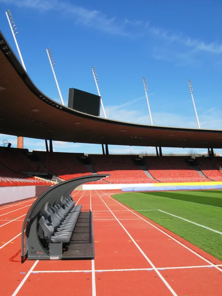 Скамейка на футбольном стадионе — стоковое фото