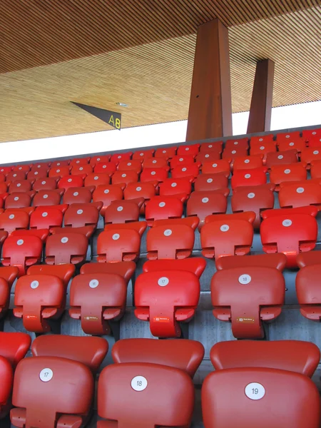 Rode zetels van letzigrund stadion in Zürich — Stockfoto