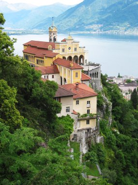 Madonna del sasso, ortaçağ manastır kaya ardı Gölü