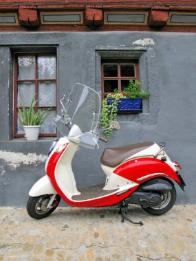 trendy karşı eski bina moped. Fribourg, İsviçre