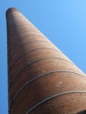 Mavi gökyüzü karşı tuğla boru