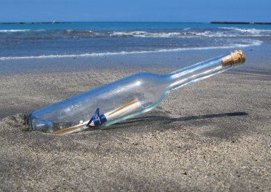 siyah kum bir iletide bir şişeyle tenerife adasının cana