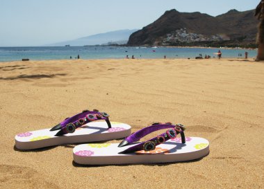 teresitas plaj kum üzerinde parmak arası terlik. Tenerife Adası, cana