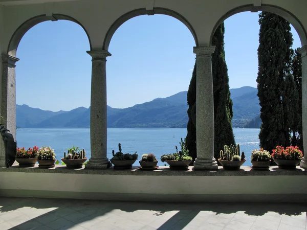 Näkymä järvelle Como huvilalta Monastero. Italia — kuvapankkivalokuva