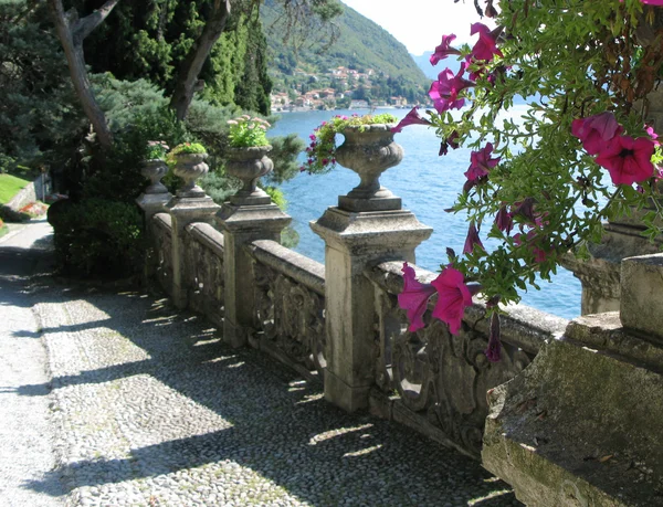 Vista para o lago Como de Villa Monastero. Itália — Fotografia de Stock