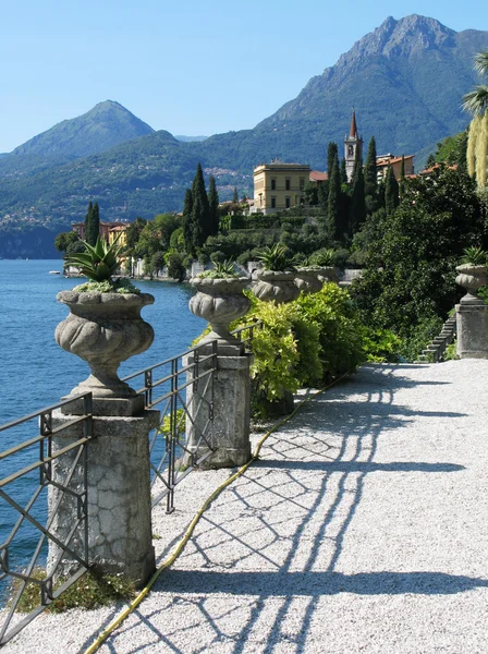 Vista para o lago Como de Villa Monastero. Itália — Fotografia de Stock