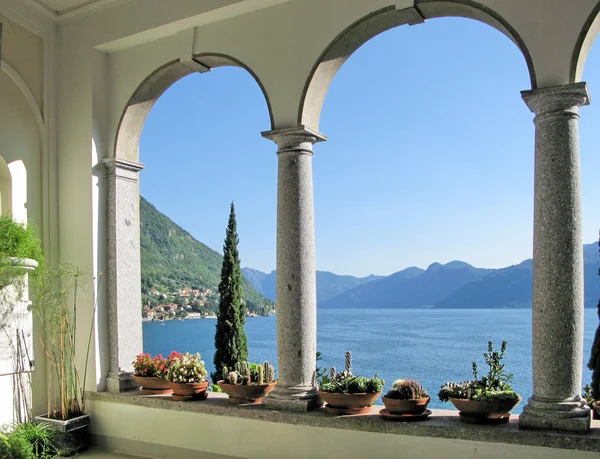 Pohled na jezero como z villa monastero. Itálie — Stock fotografie