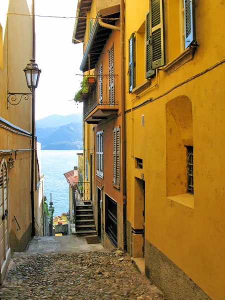 Strada stretta della città di Varenna sul lago di Como — Foto Stock