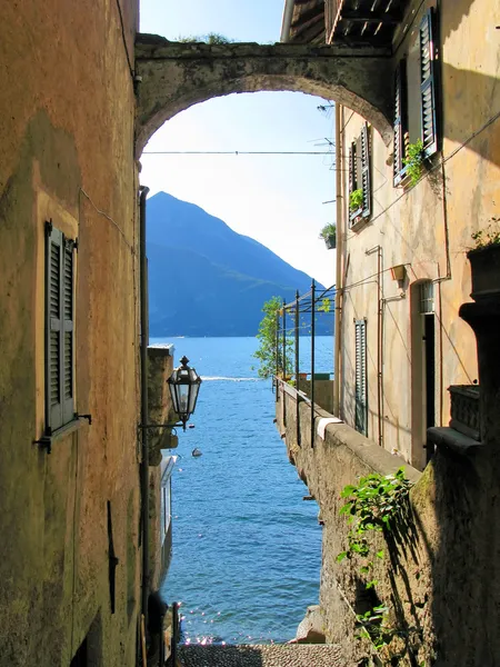 Romantic view to the famous Italian lake Como from Varenna town — Stock Photo, Image