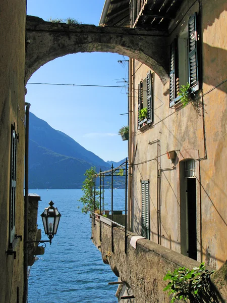 Romantický pohled na slavné italské jezero como varenna města — Stock fotografie