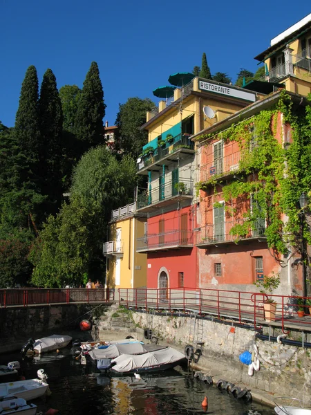 Varenna, oude Italiaanse stad aan de oever van het Comomeer — Stockfoto