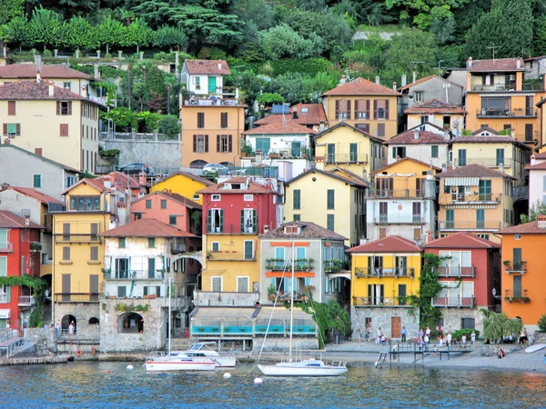 Varenna ciudad en el famoso lago italiano de Como — Foto de Stock