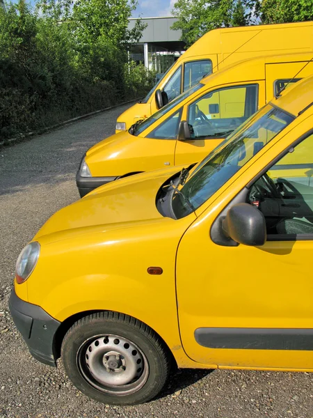 Fila di auto di servizio gialle — Foto Stock