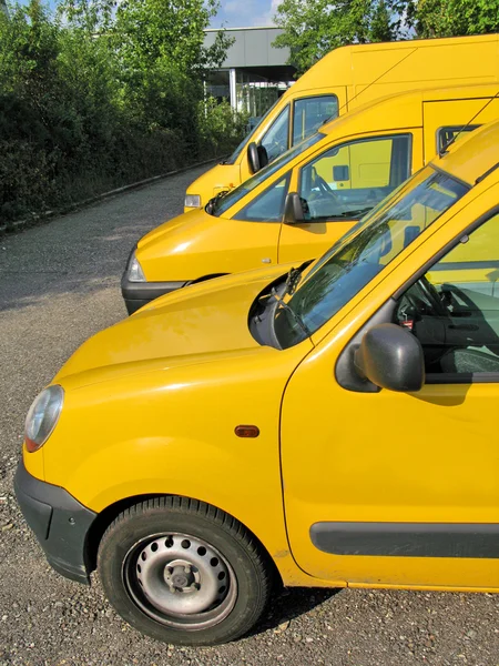 Rij van gele dienst auto 's — Stockfoto