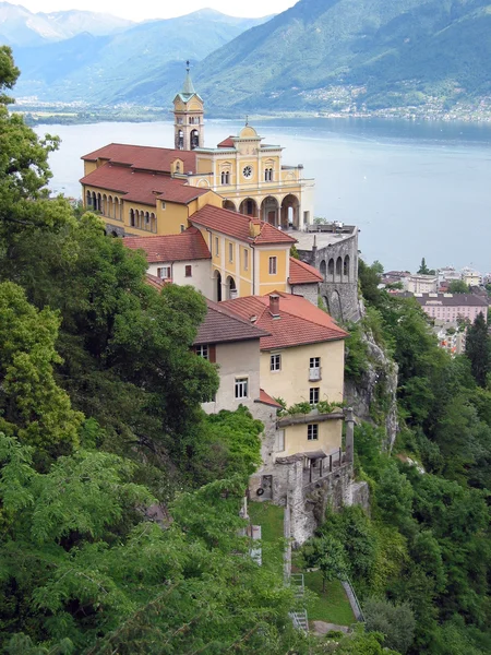 Fornborg i den italienska delen av Schweiz — Stockfoto