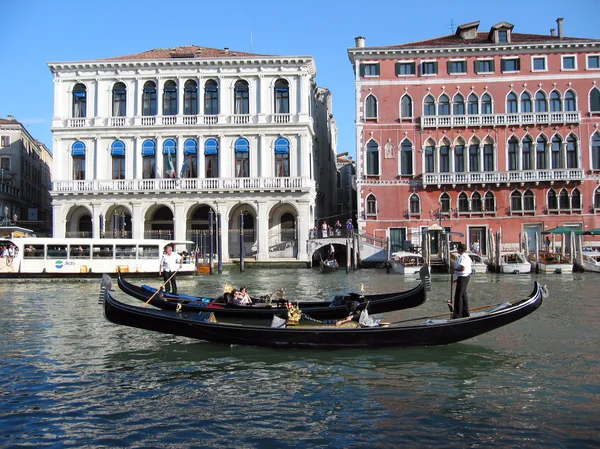 Kaksi venetsialaista mustaa gondolia — kuvapankkivalokuva