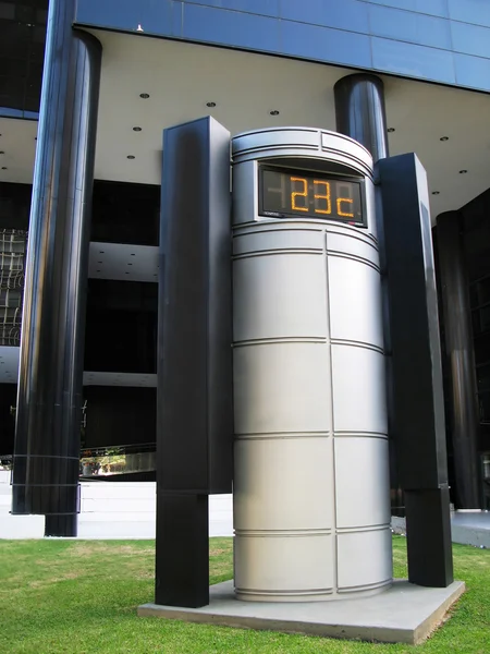 Thermometer vor einem Bürogebäude — Stockfoto